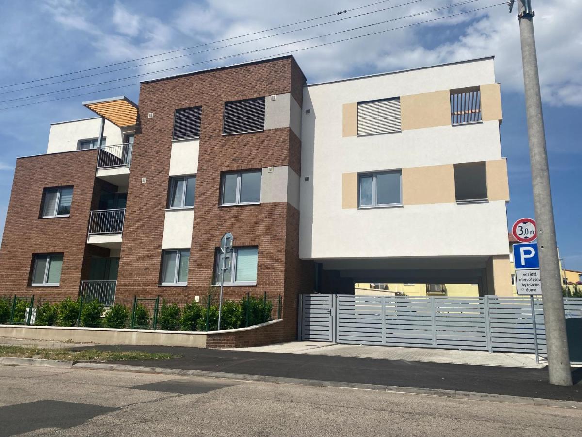 Maja Apartman Dunajska Streda Ngoại thất bức ảnh